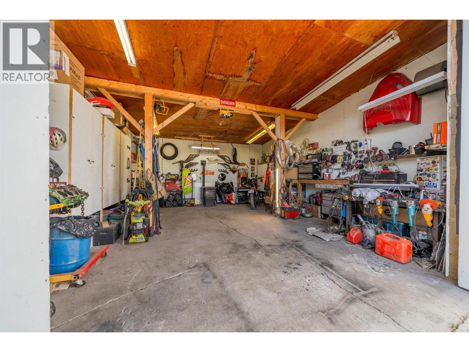5134 Perkins Road, Forest Grove, BC - Indoor Photo Showing Garage