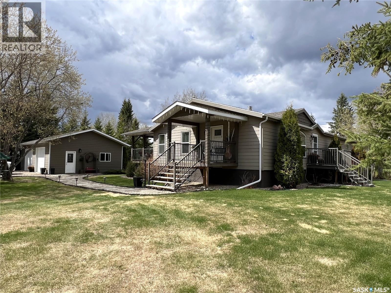 208 2Nd Avenue Se, Dorintosh, SK - Outdoor With Deck Patio Veranda