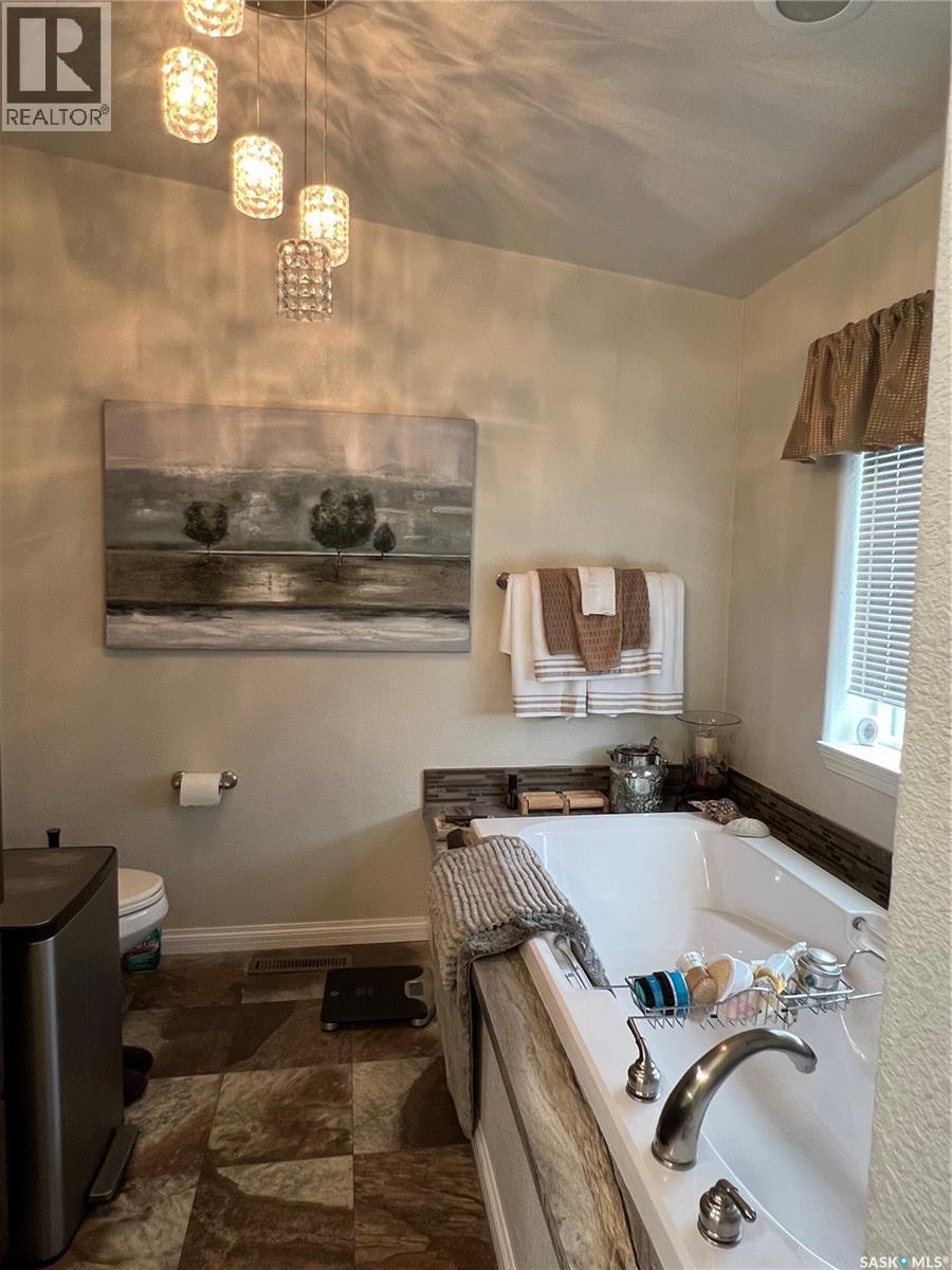 208 2Nd Avenue Se, Dorintosh, SK - Indoor Photo Showing Bathroom