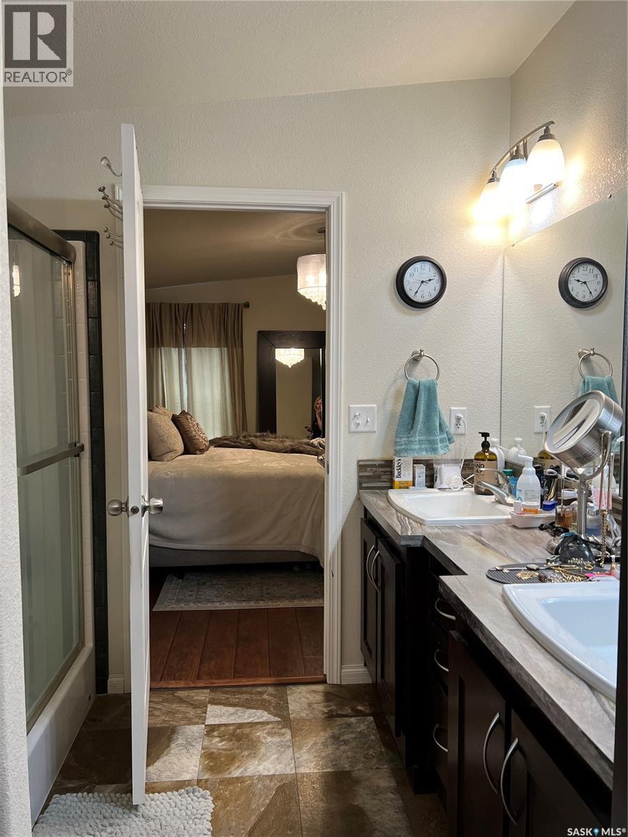 208 2Nd Avenue Se, Dorintosh, SK - Indoor