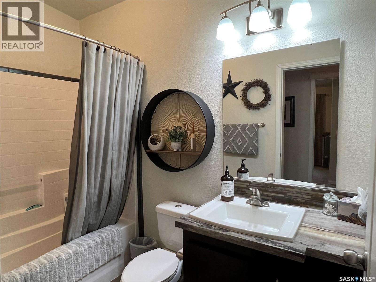 208 2Nd Avenue Se, Dorintosh, SK - Indoor Photo Showing Bathroom