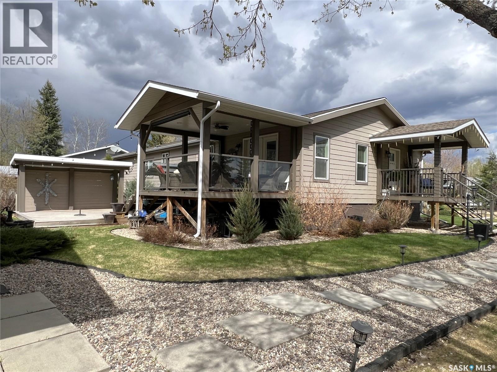 208 2Nd Avenue Se, Dorintosh, SK - Outdoor With Deck Patio Veranda