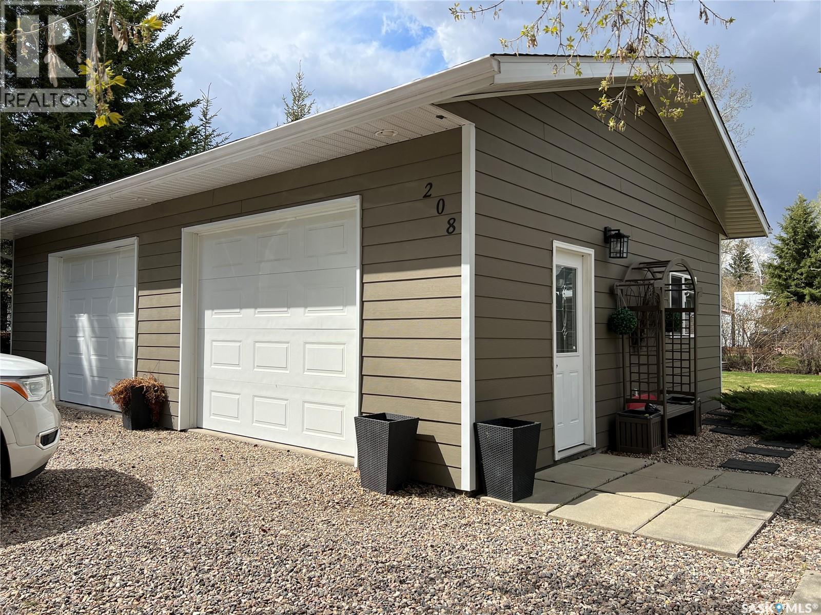208 2Nd Avenue Se, Dorintosh, SK - Outdoor With Exterior