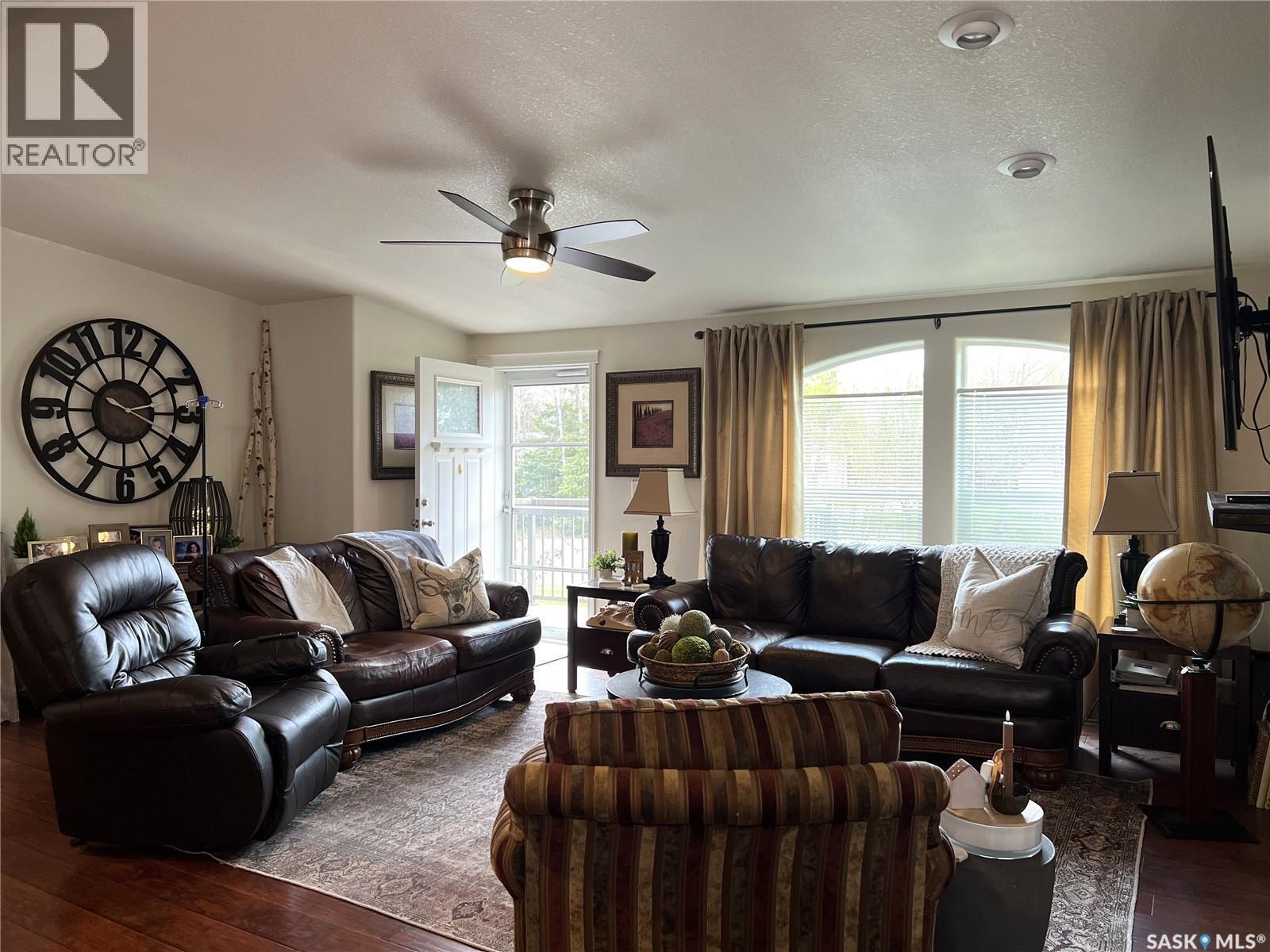 208 2Nd Avenue Se, Dorintosh, SK - Indoor Photo Showing Living Room