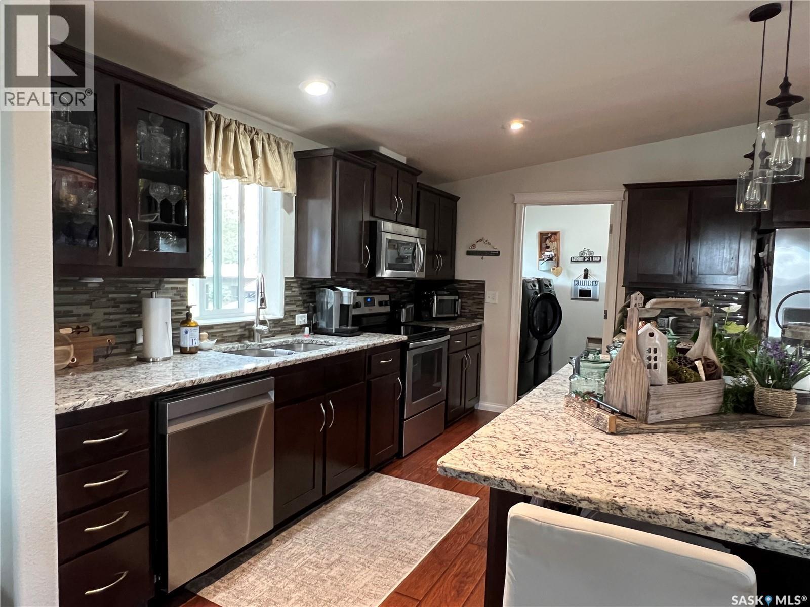 208 2Nd Avenue Se, Dorintosh, SK - Indoor Photo Showing Kitchen