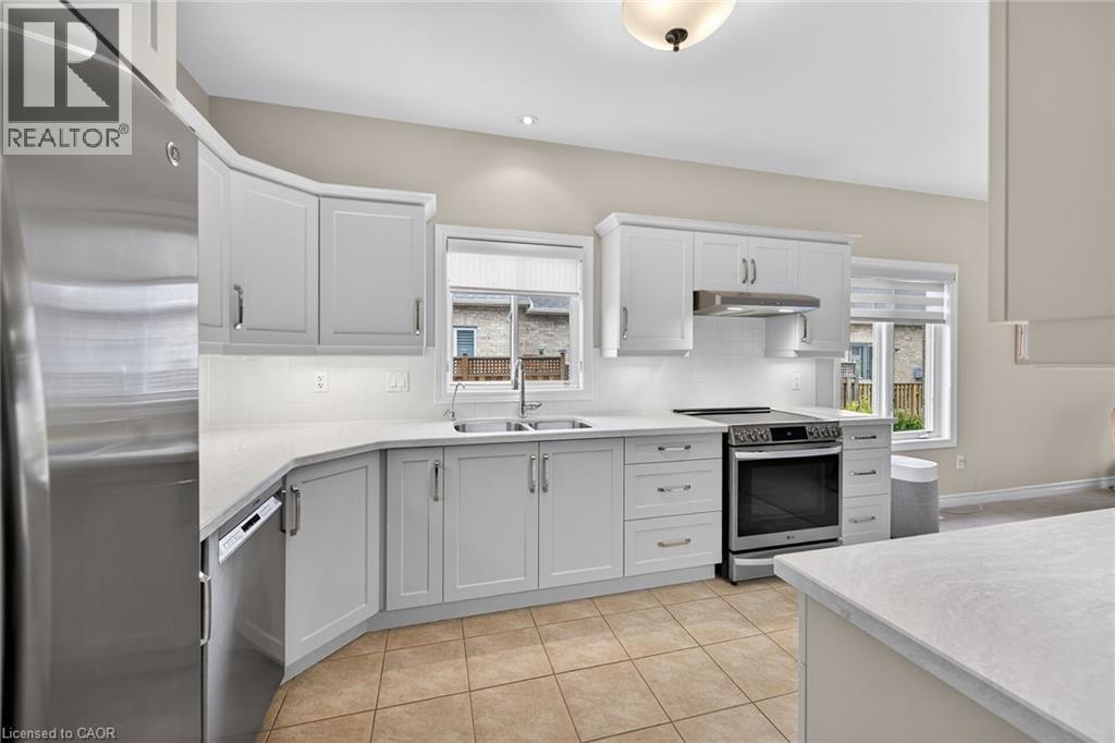 9 Grovetree Trail, Hamilton, ON - Indoor Photo Showing Kitchen With Double Sink With Upgraded Kitchen