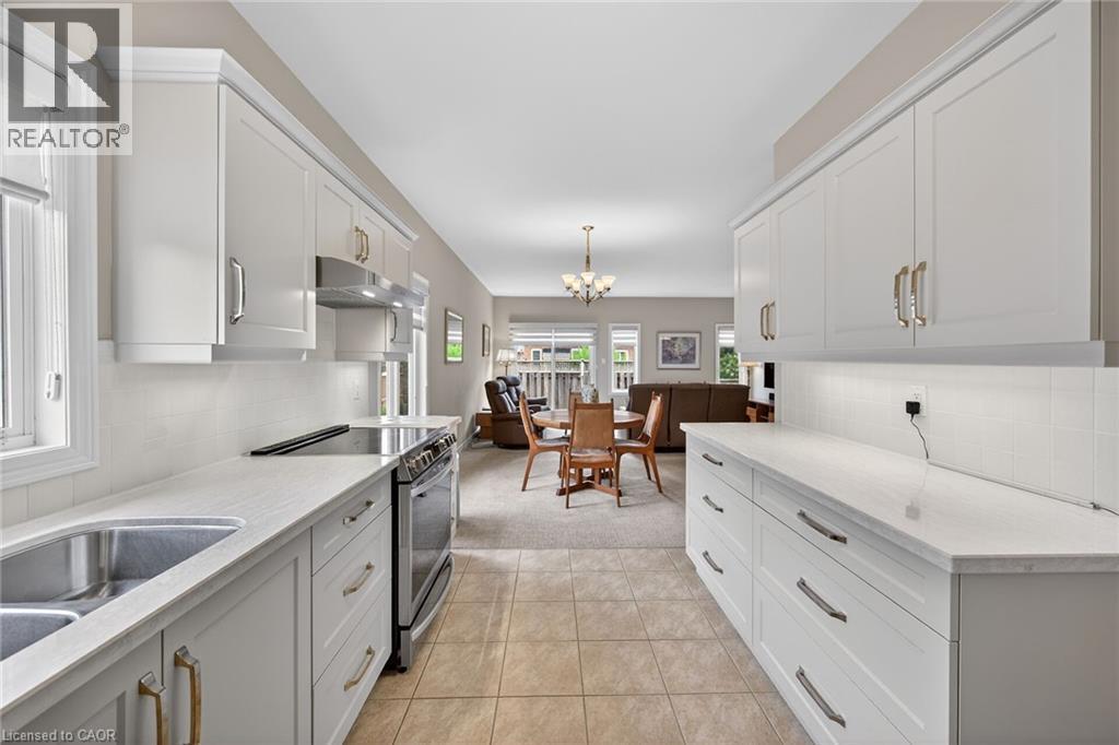 9 Grovetree Trail, Hamilton, ON - Indoor Photo Showing Kitchen With Double Sink With Upgraded Kitchen