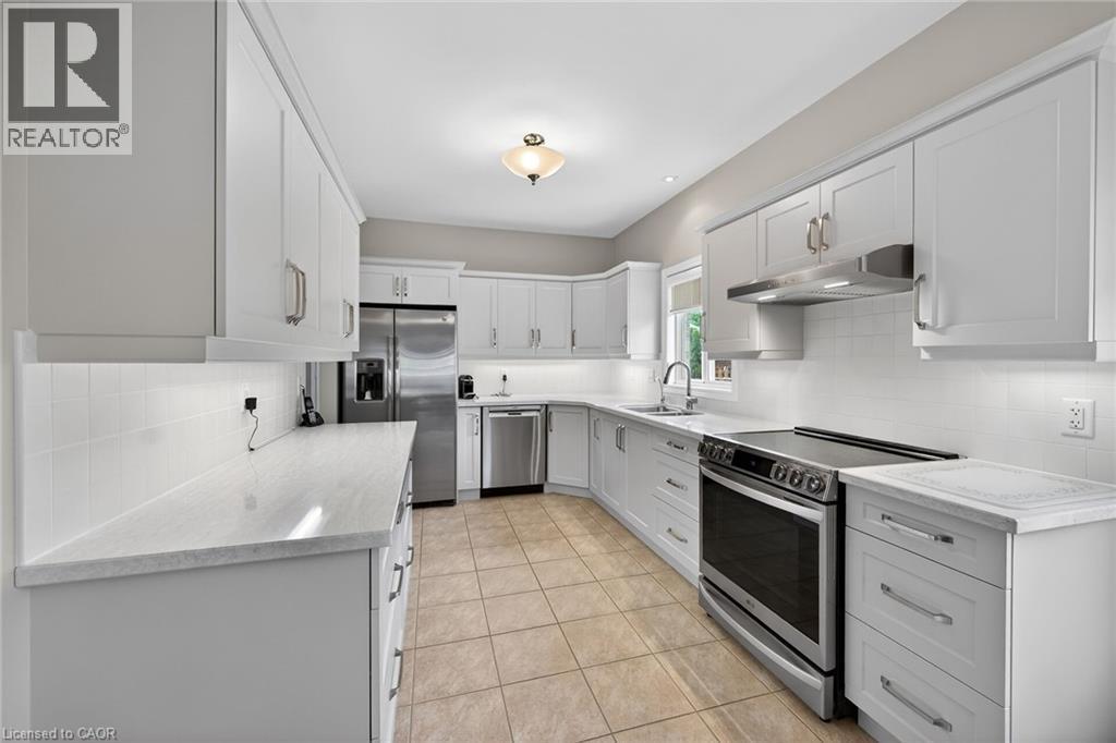 9 Grovetree Trail, Hamilton, ON - Indoor Photo Showing Kitchen With Upgraded Kitchen