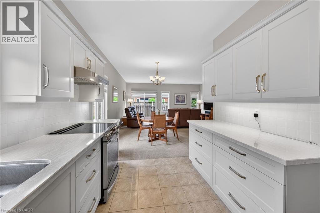 9 Grovetree Trail, Hamilton, ON - Indoor Photo Showing Kitchen With Upgraded Kitchen
