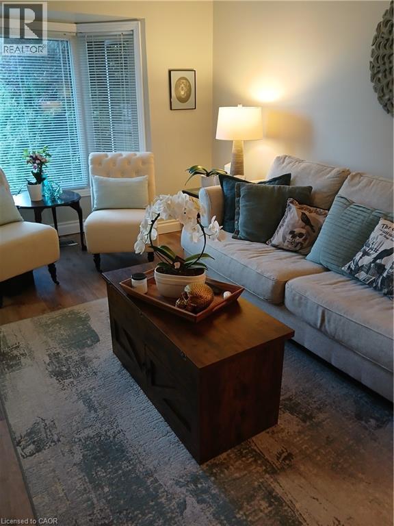 222 Scott Road, Cambridge, ON - Indoor Photo Showing Living Room