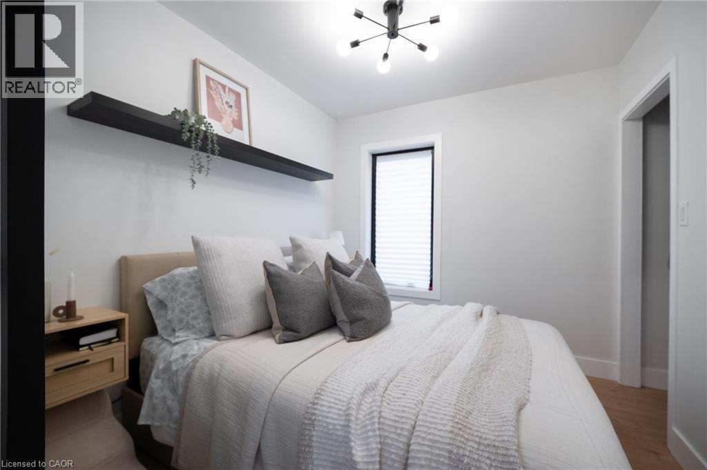 236 Macaulay Street E, Hamilton, ON - Indoor Photo Showing Bedroom