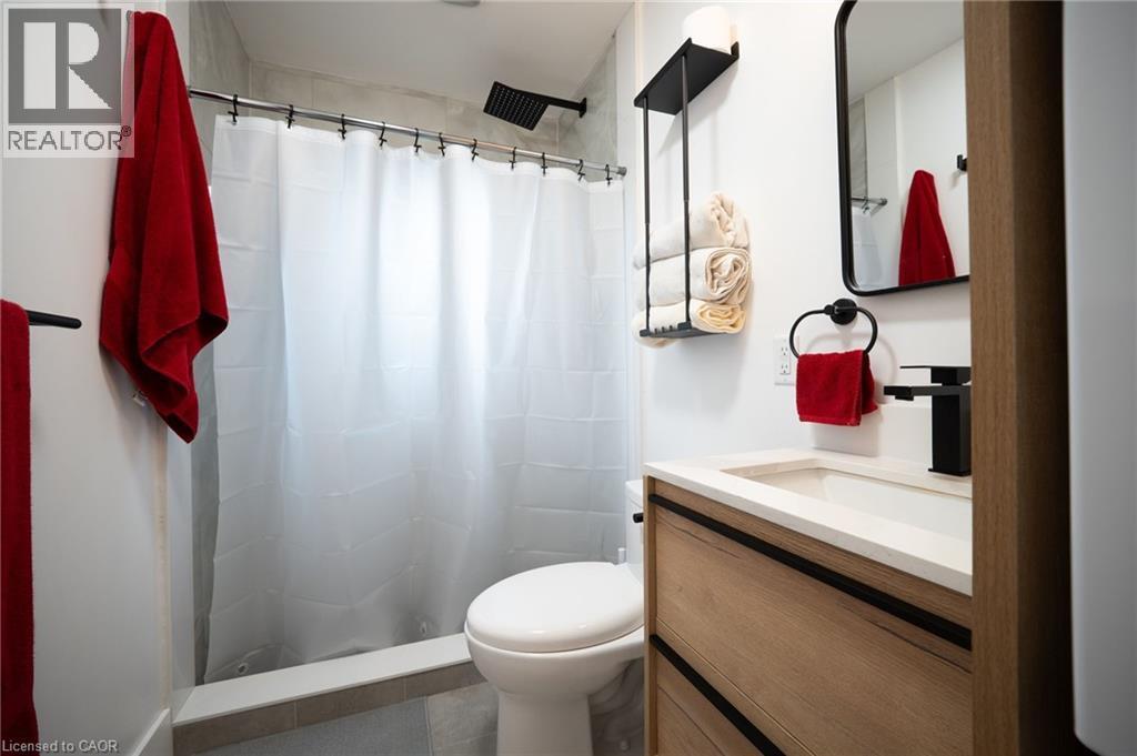 236 Macaulay Street E, Hamilton, ON - Indoor Photo Showing Bathroom
