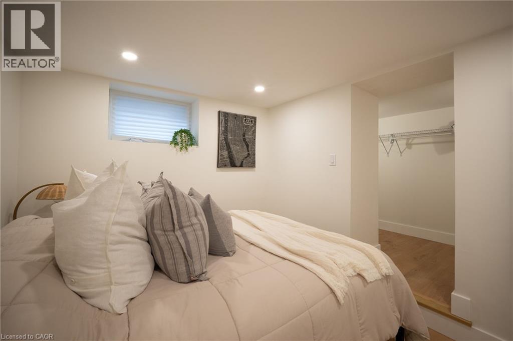 236 Macaulay Street E, Hamilton, ON - Indoor Photo Showing Bedroom