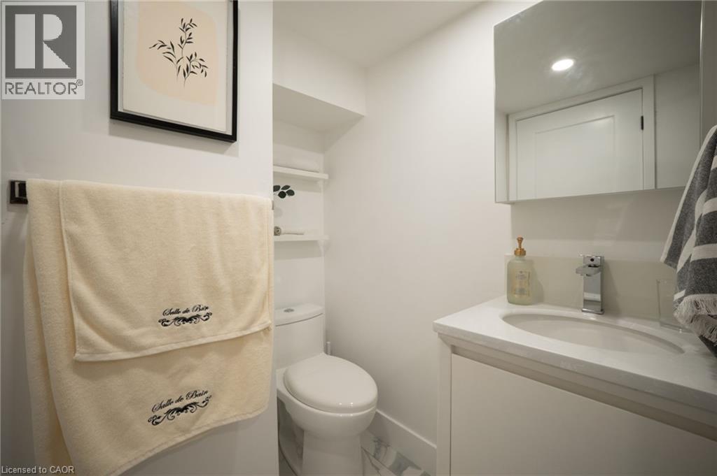 236 Macaulay Street E, Hamilton, ON - Indoor Photo Showing Bathroom