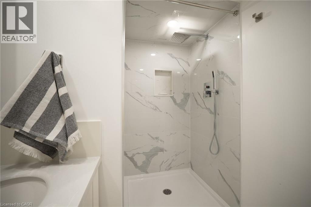 236 Macaulay Street E, Hamilton, ON - Indoor Photo Showing Bathroom