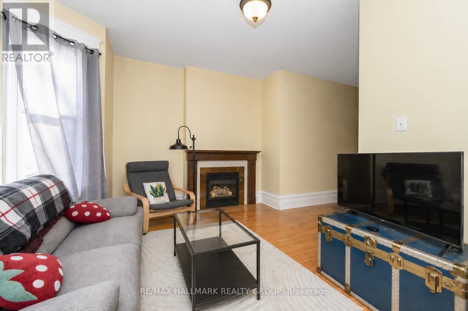 121 Osgoode Street, Ottawa, ON - Indoor Photo Showing Living Room With Fireplace