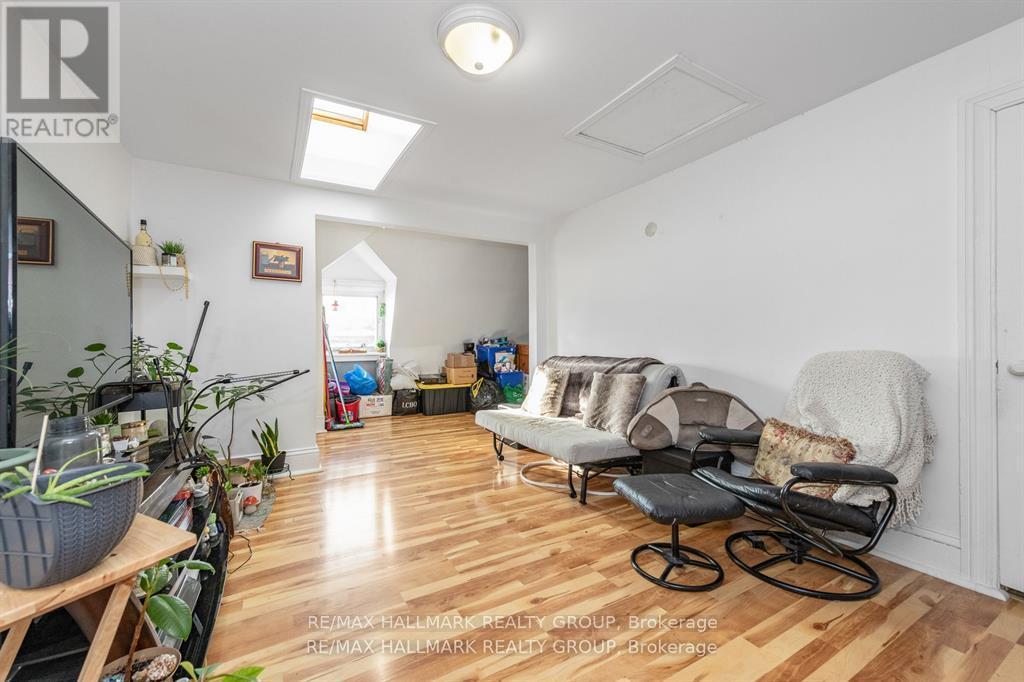 Apt 3 Living Room w skylight - 121 Osgoode Street, Ottawa, ON - Indoor