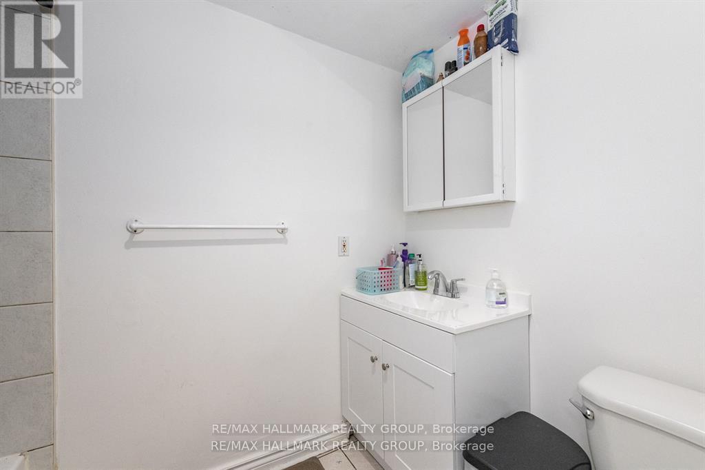 Apt 4 Bathroom - 121 Osgoode Street, Ottawa, ON - Indoor Photo Showing Bathroom