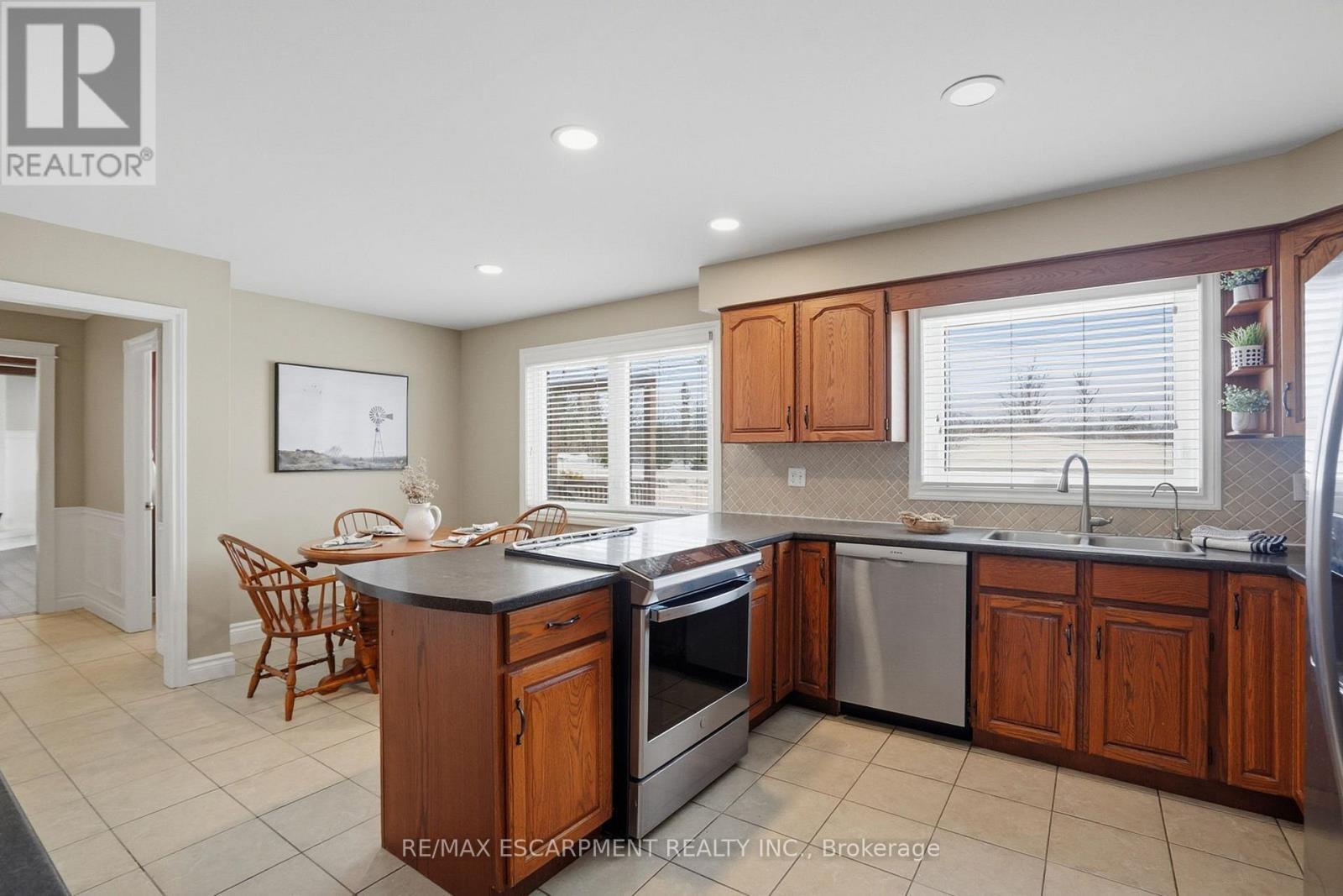 192 Concession 14, Hamilton, ON - Indoor Photo Showing Kitchen With Double Sink