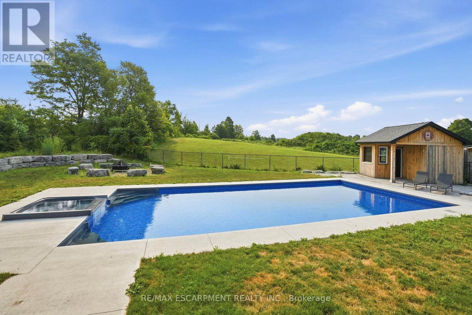 192 Concession 14, Hamilton, ON - Outdoor With In Ground Pool With Backyard