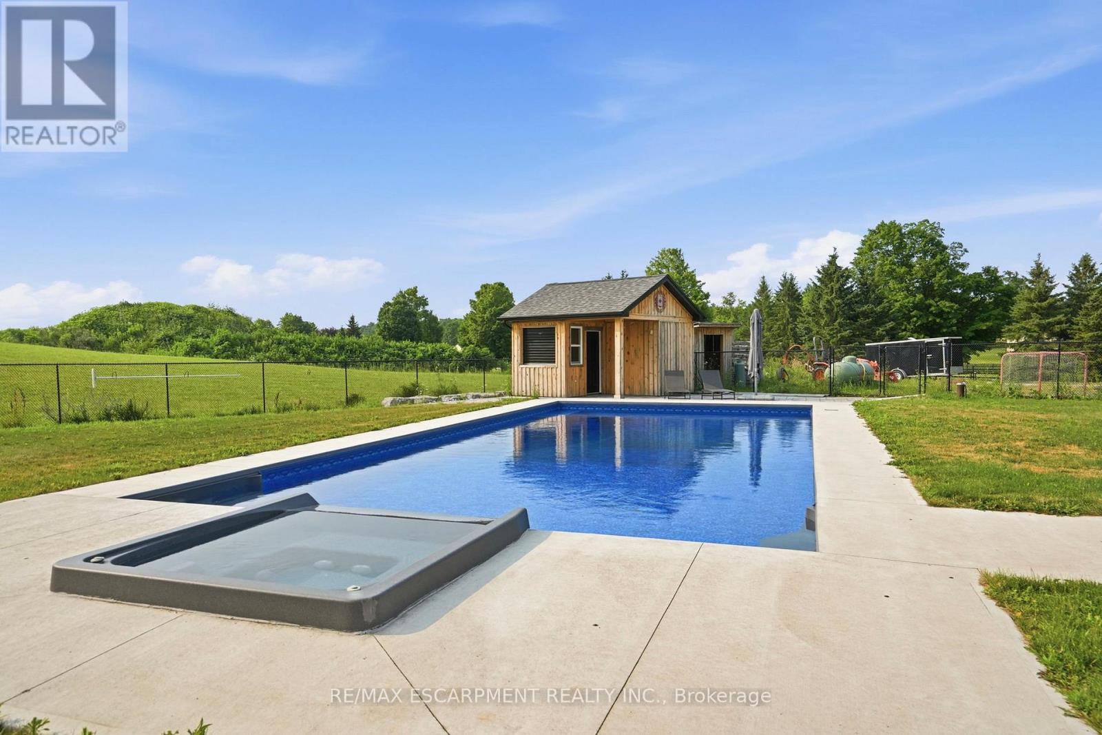 192 Concession 14, Hamilton, ON - Outdoor With In Ground Pool