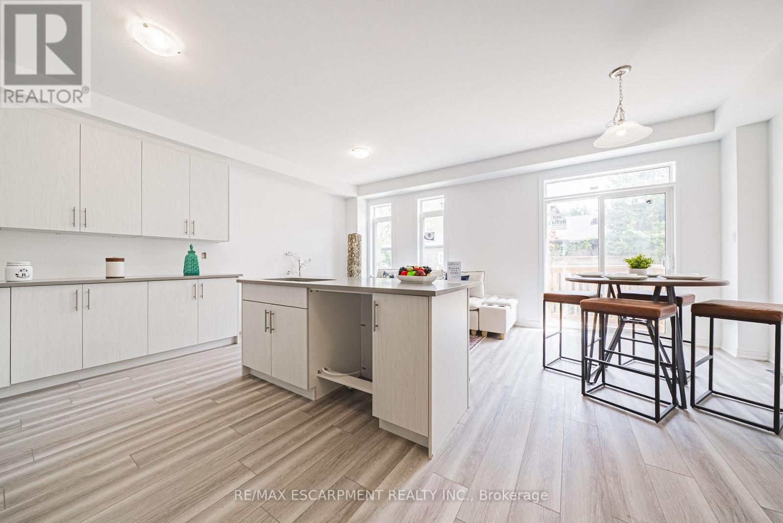 11 Davinci Boulevard, Hamilton, ON - Indoor Photo Showing Kitchen