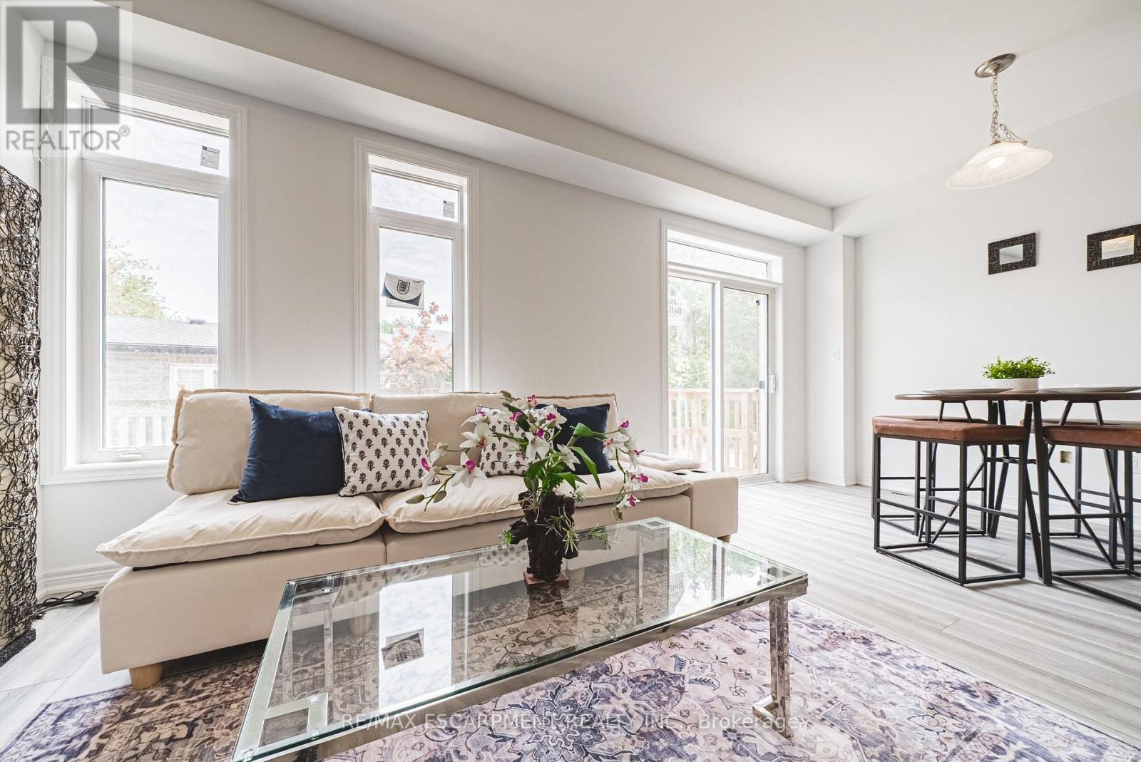 11 Davinci Boulevard, Hamilton, ON - Indoor Photo Showing Living Room
