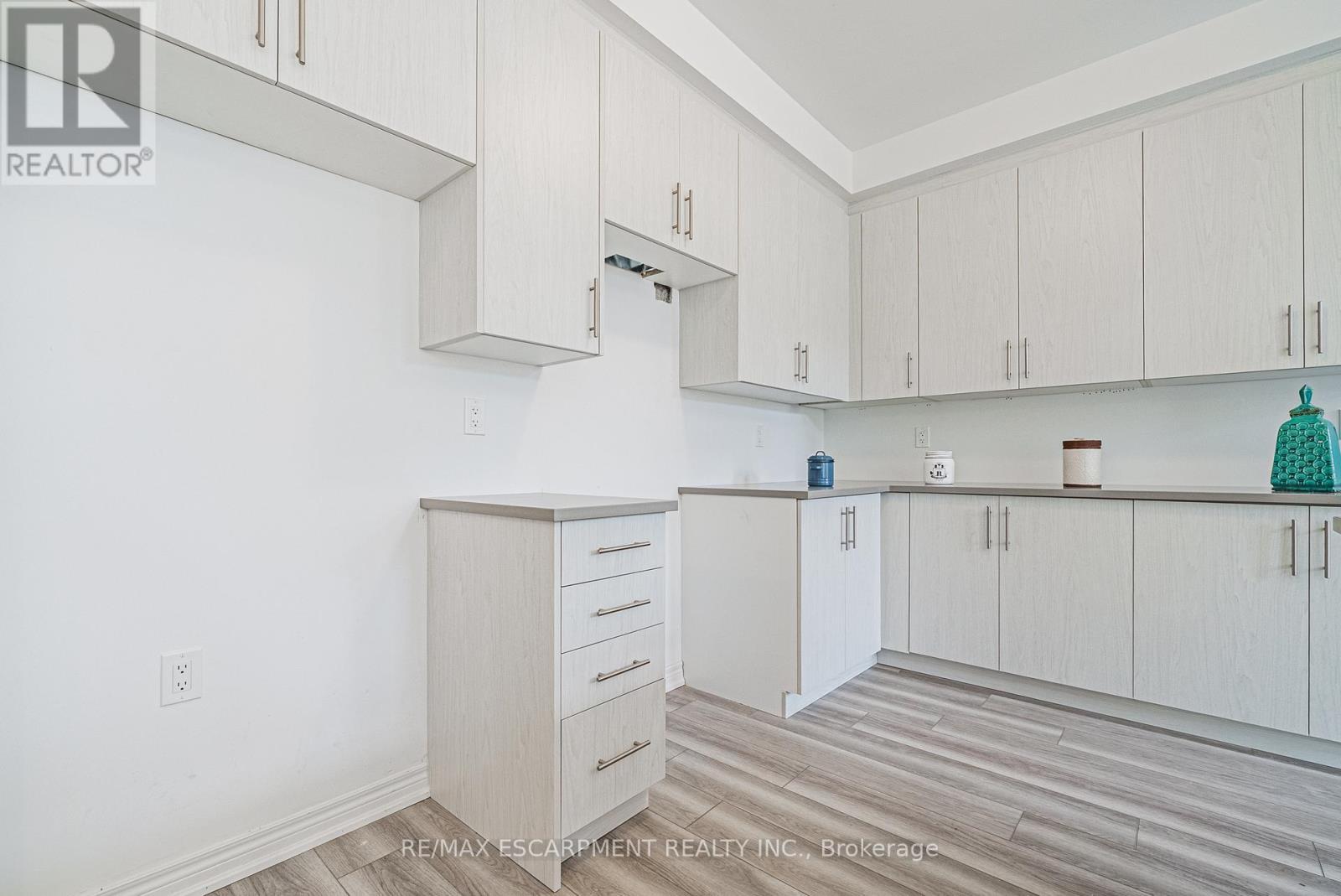 11 Davinci Boulevard, Hamilton, ON - Indoor Photo Showing Kitchen