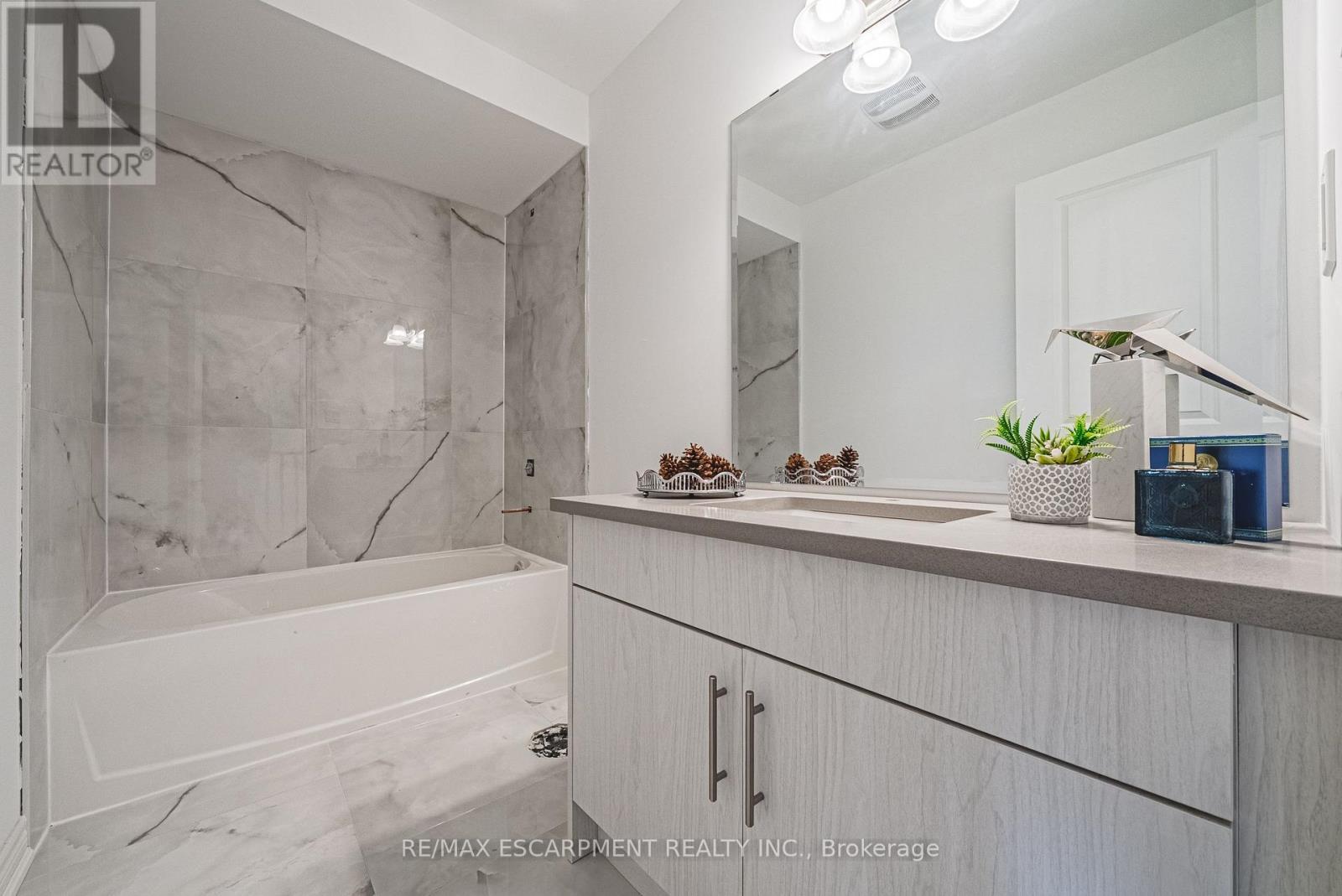 11 Davinci Boulevard, Hamilton, ON - Indoor Photo Showing Bathroom
