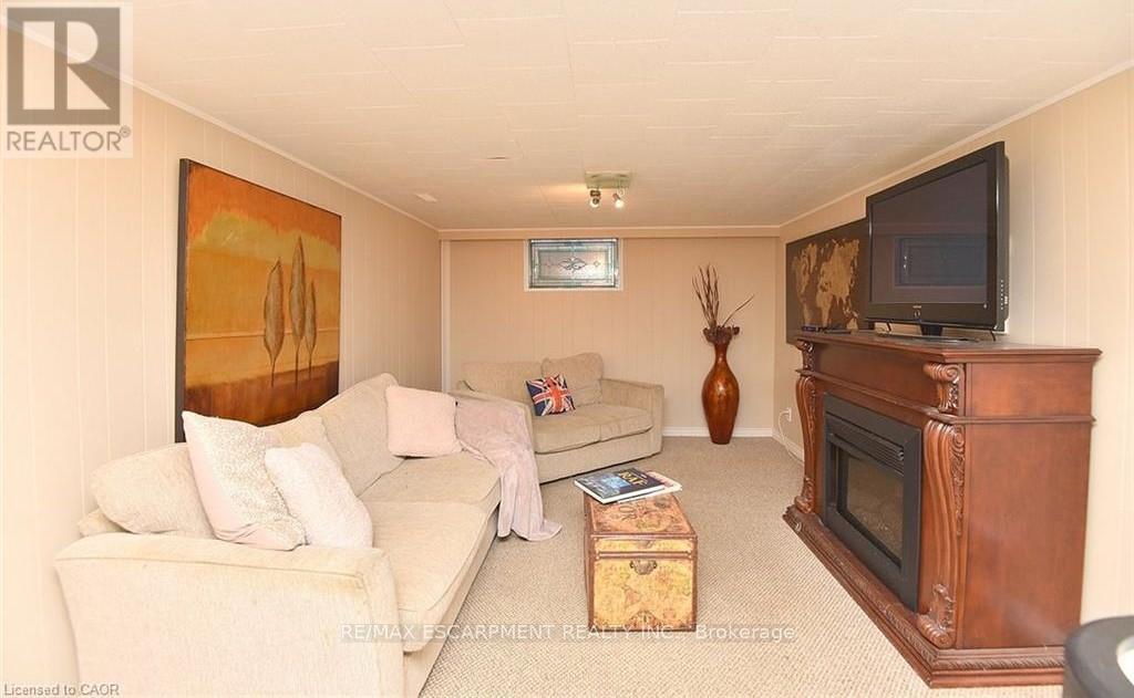238 Fairridge Road, Hamilton, ON - Indoor Photo Showing Living Room With Fireplace