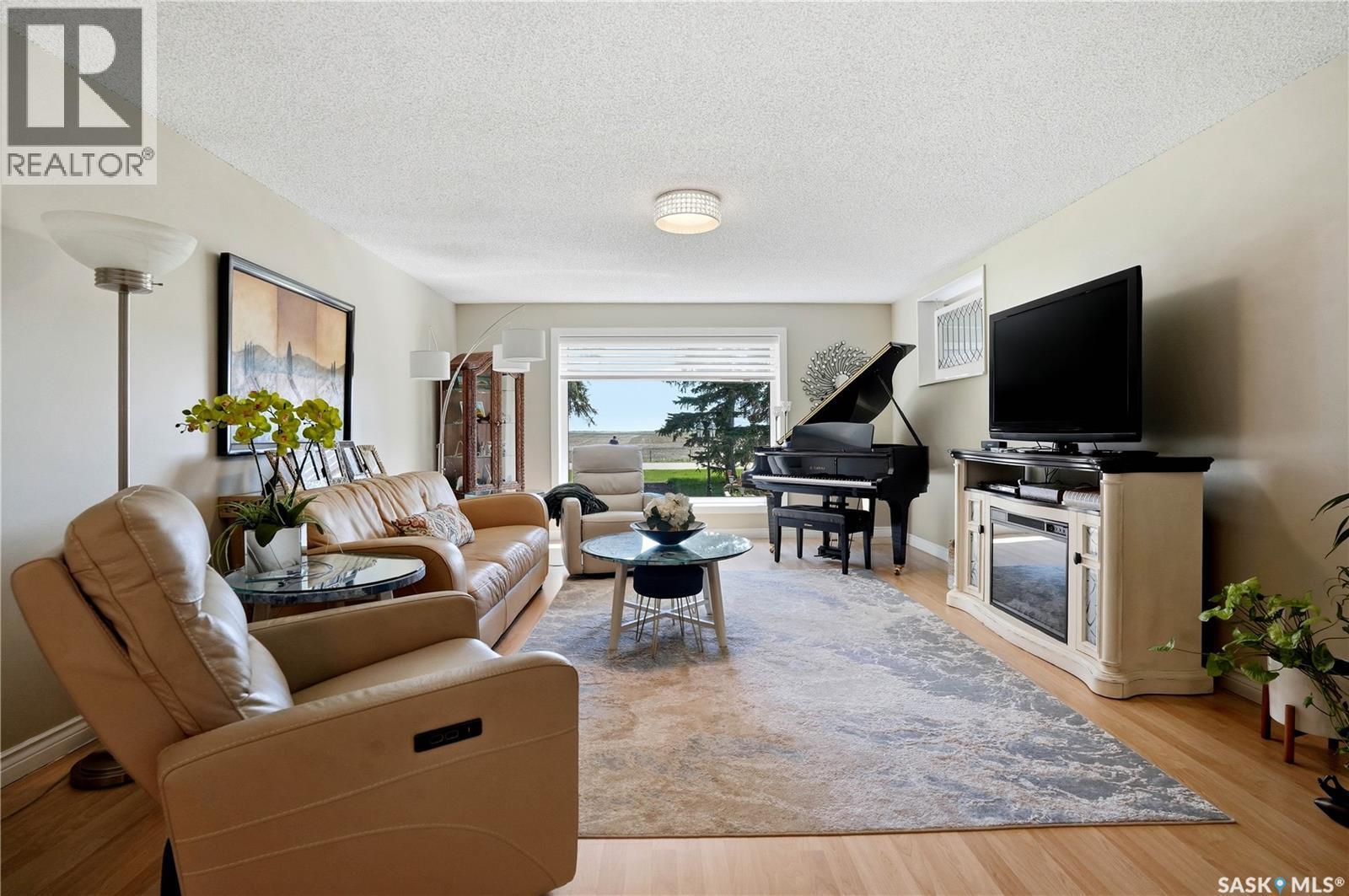 303 Currie Crescent, Strasbourg, SK - Indoor Photo Showing Living Room