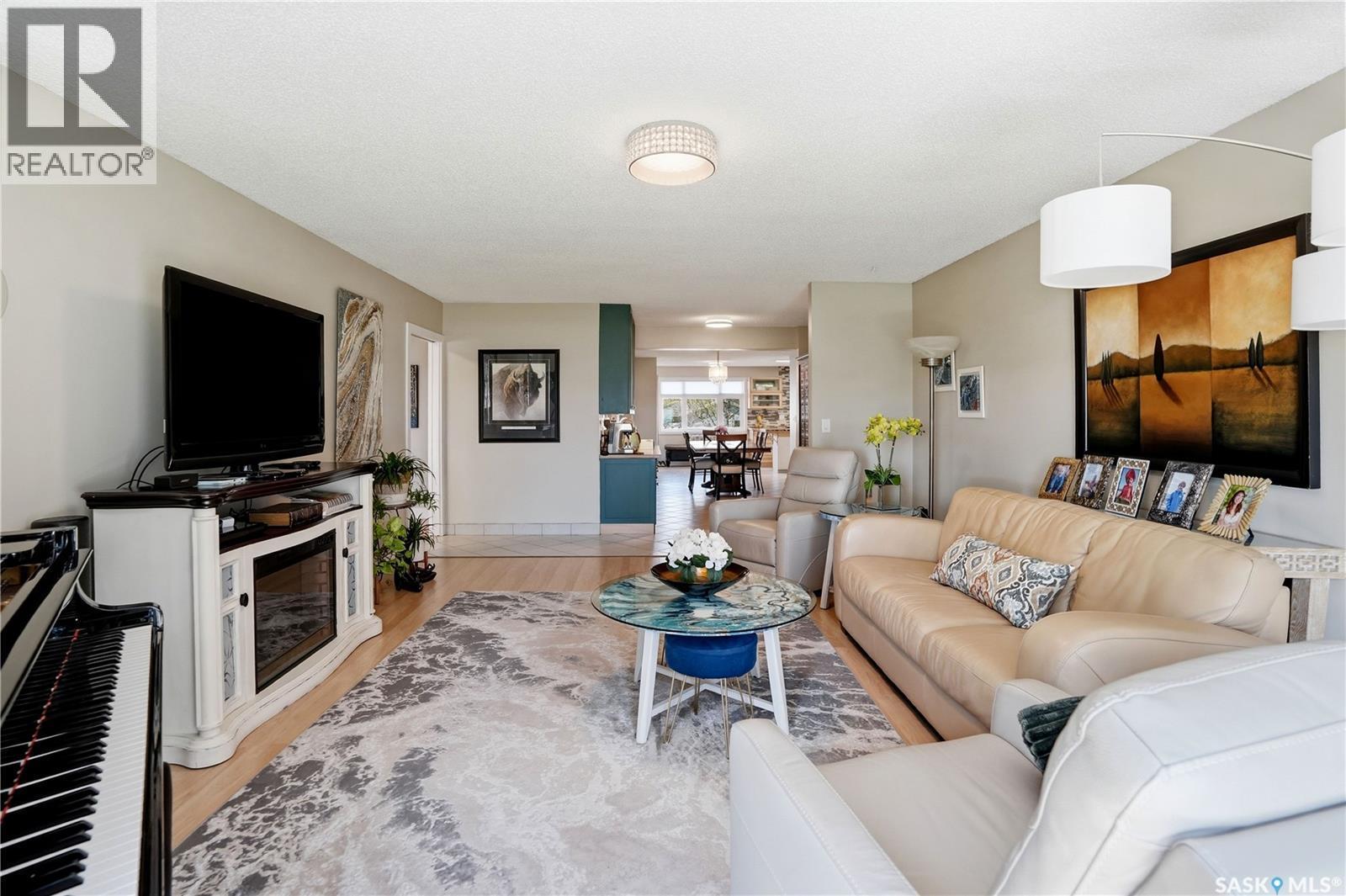 303 Currie Crescent, Strasbourg, SK - Indoor Photo Showing Living Room