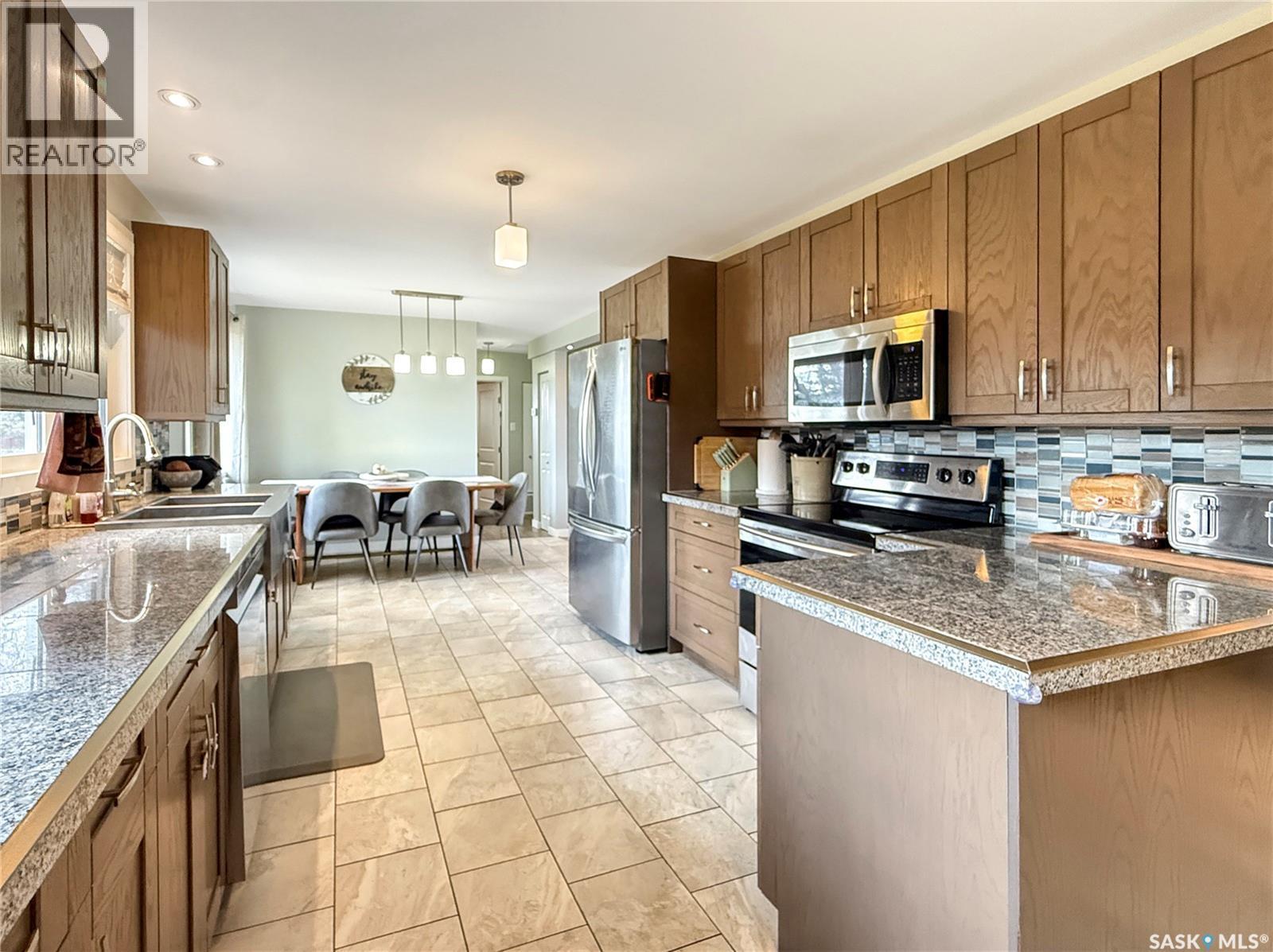 480 3Rd Avenue Se, Swift Current, SK - Indoor Photo Showing Kitchen