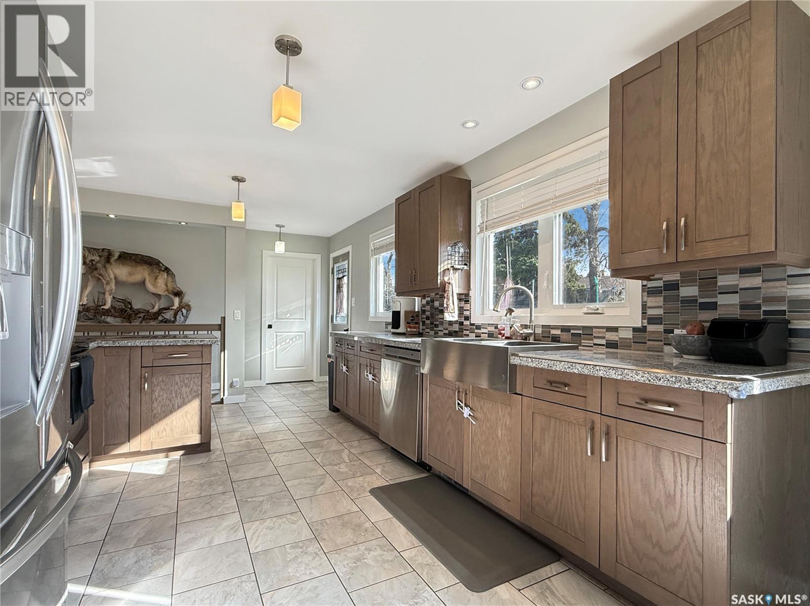 480 3Rd Avenue Se, Swift Current, SK - Indoor Photo Showing Kitchen