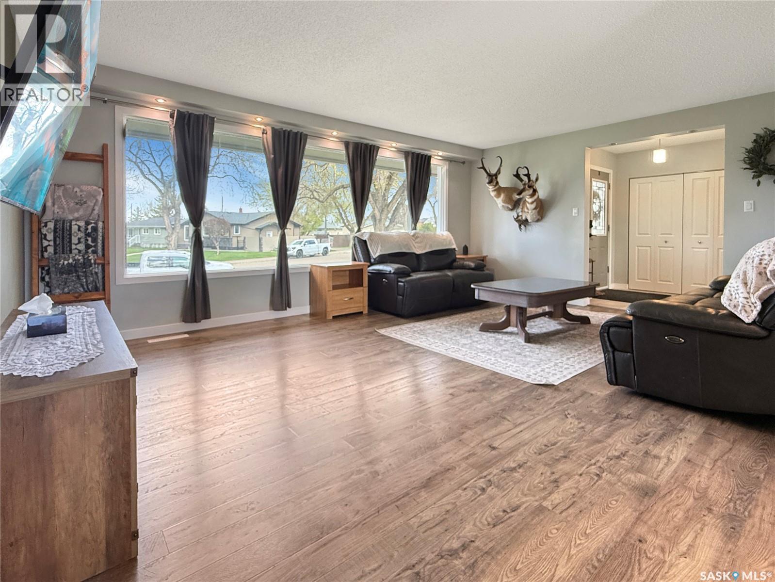 480 3Rd Avenue Se, Swift Current, SK - Indoor Photo Showing Living Room