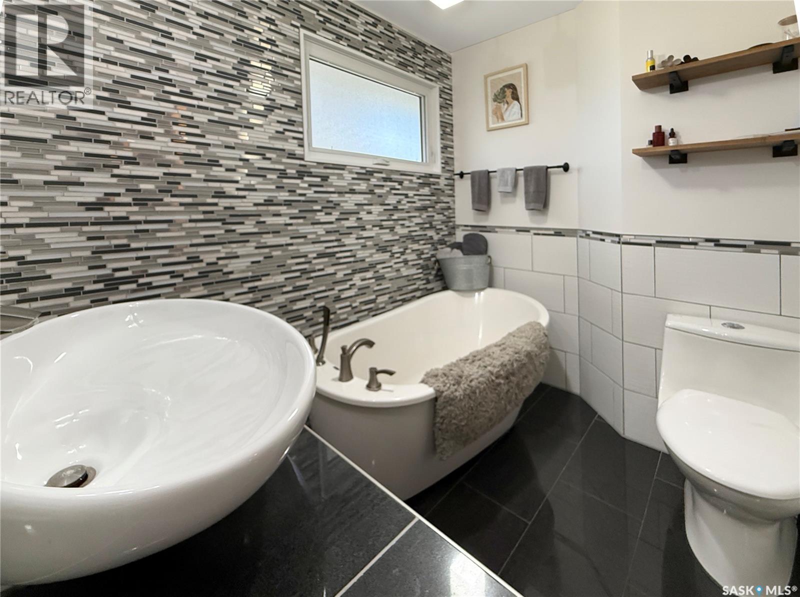 480 3Rd Avenue Se, Swift Current, SK - Indoor Photo Showing Bathroom