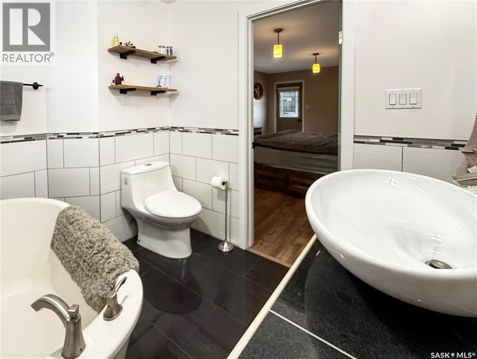 480 3Rd Avenue Se, Swift Current, SK - Indoor Photo Showing Bathroom