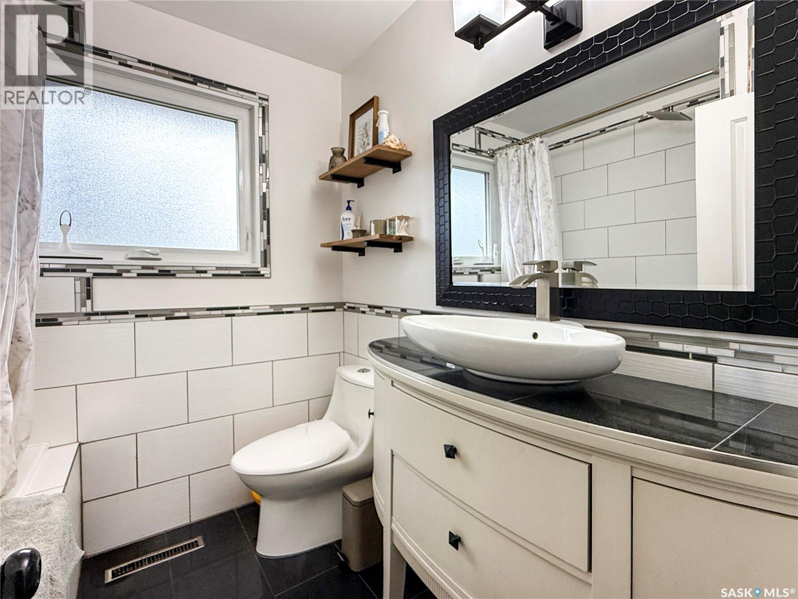 480 3Rd Avenue Se, Swift Current, SK - Indoor Photo Showing Bathroom