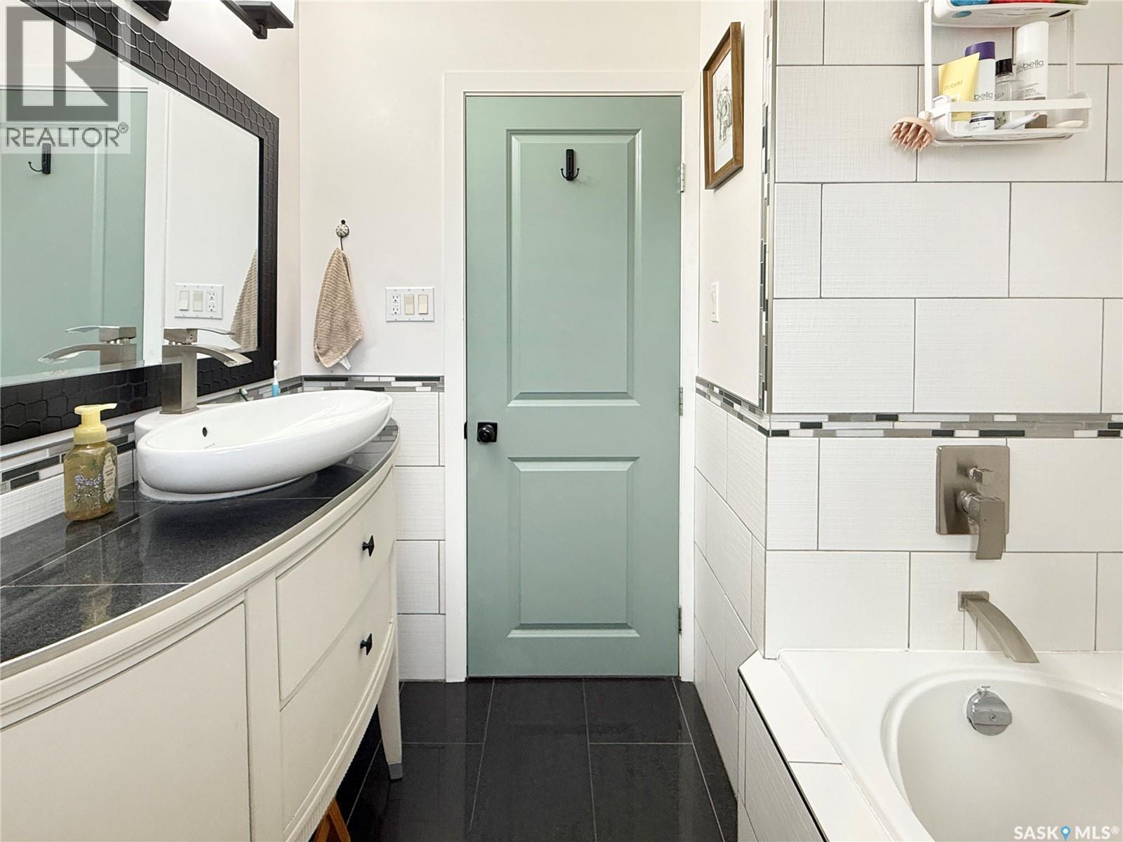 480 3Rd Avenue Se, Swift Current, SK - Indoor Photo Showing Bathroom
