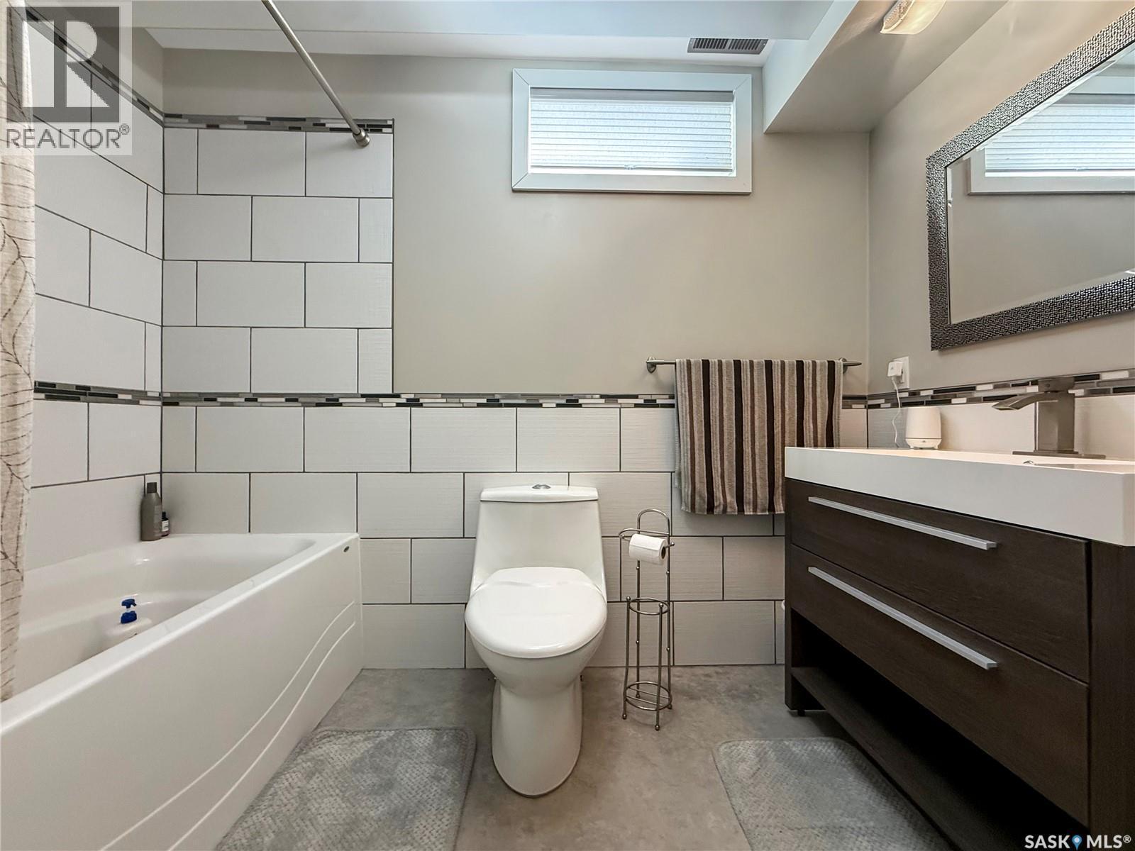 480 3Rd Avenue Se, Swift Current, SK - Indoor Photo Showing Bathroom