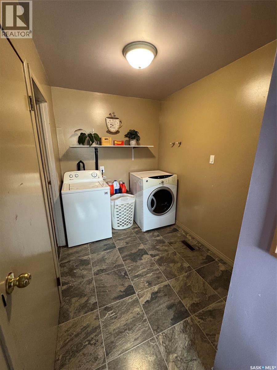702 Second Street, Estevan, SK - Indoor Photo Showing Laundry Room