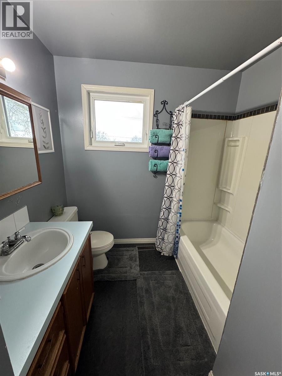 702 Second Street, Estevan, SK - Indoor Photo Showing Bathroom