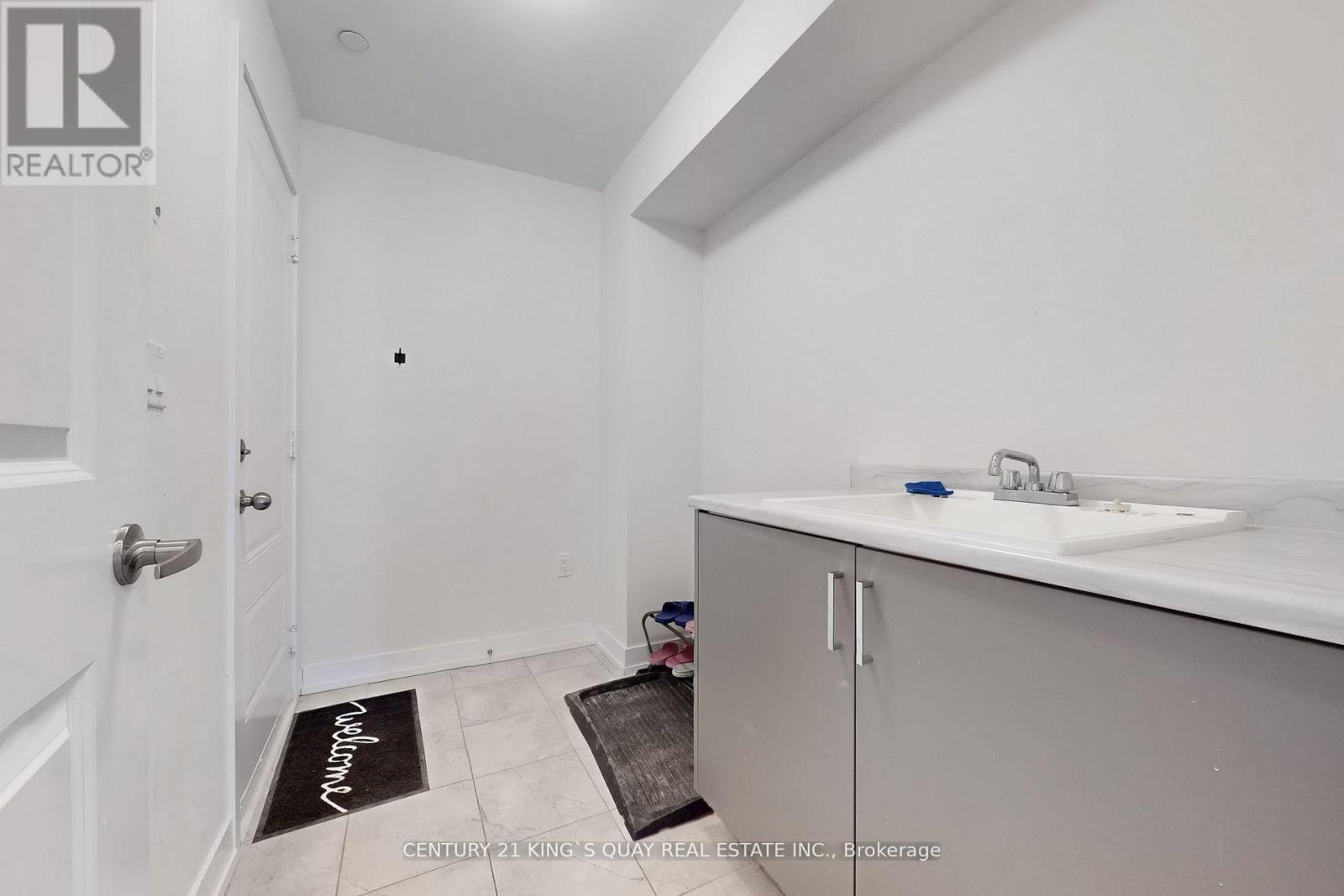 16 Credit Lane, Richmond Hill, ON - Indoor Photo Showing Other Room