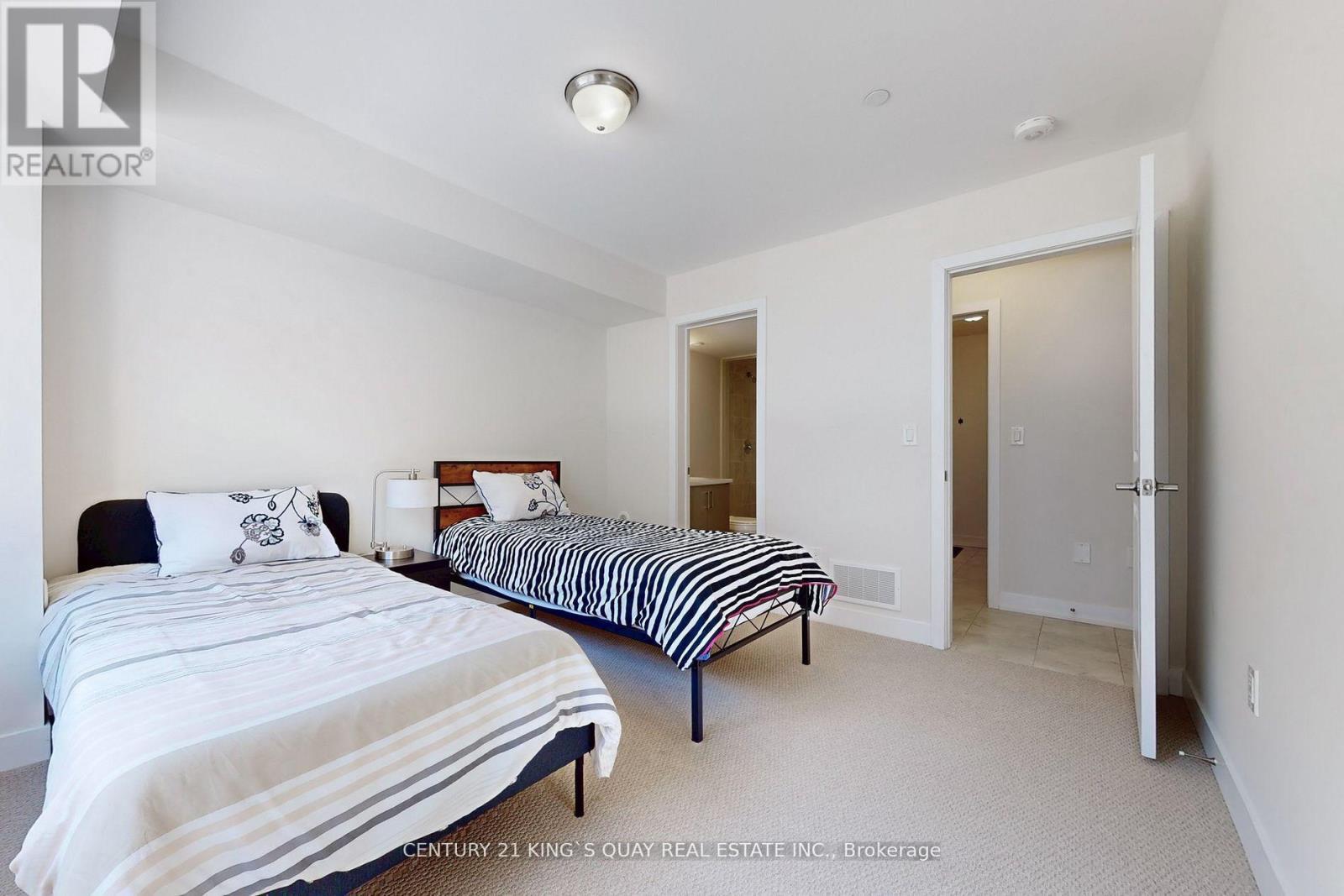 16 Credit Lane, Richmond Hill, ON - Indoor Photo Showing Bedroom