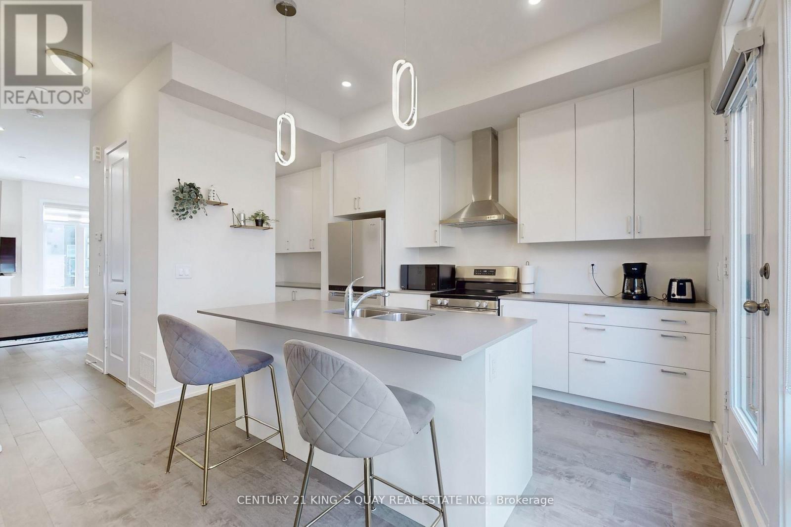 16 Credit Lane, Richmond Hill, ON - Indoor Photo Showing Kitchen With Double Sink