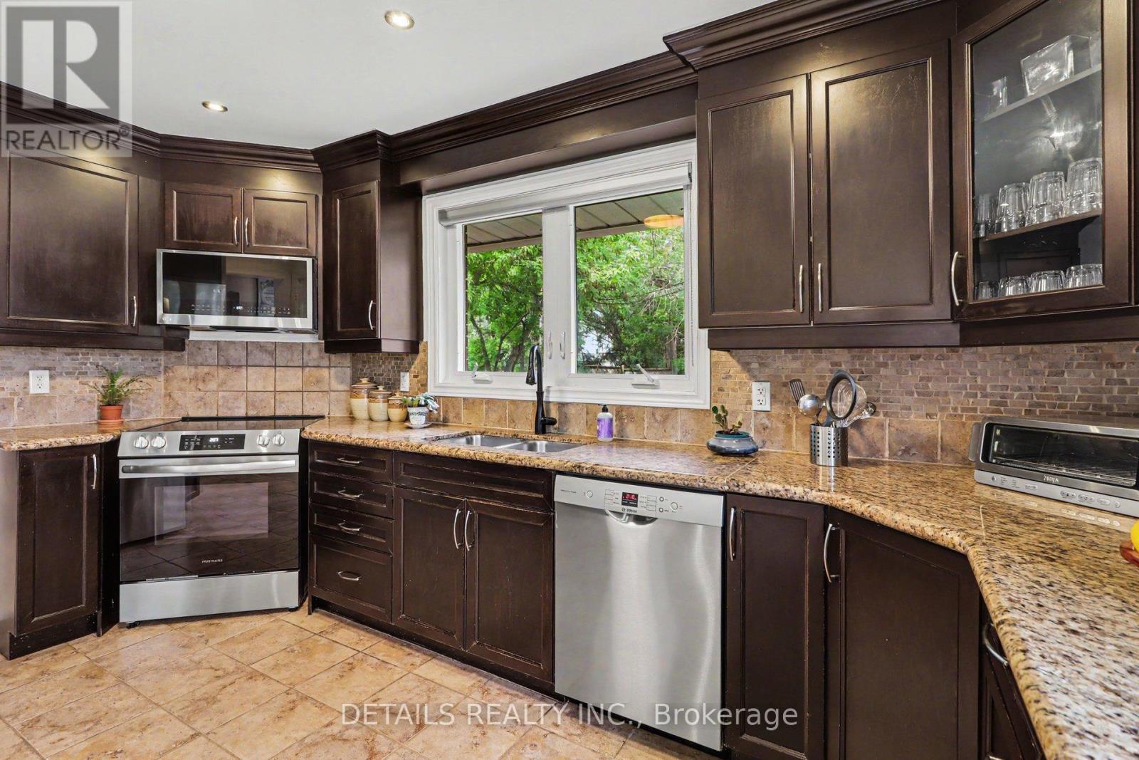 805 Smyth Road, Ottawa, ON - Indoor Photo Showing Kitchen With Double Sink With Upgraded Kitchen