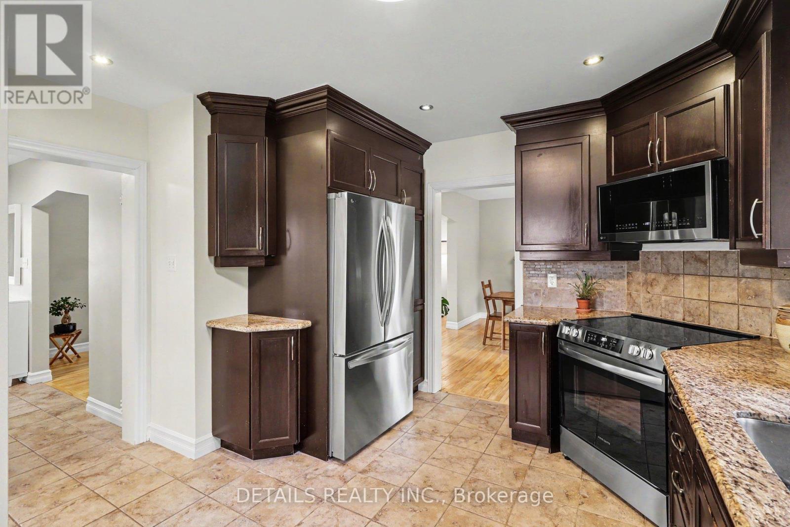 805 Smyth Road, Ottawa, ON - Indoor Photo Showing Kitchen
