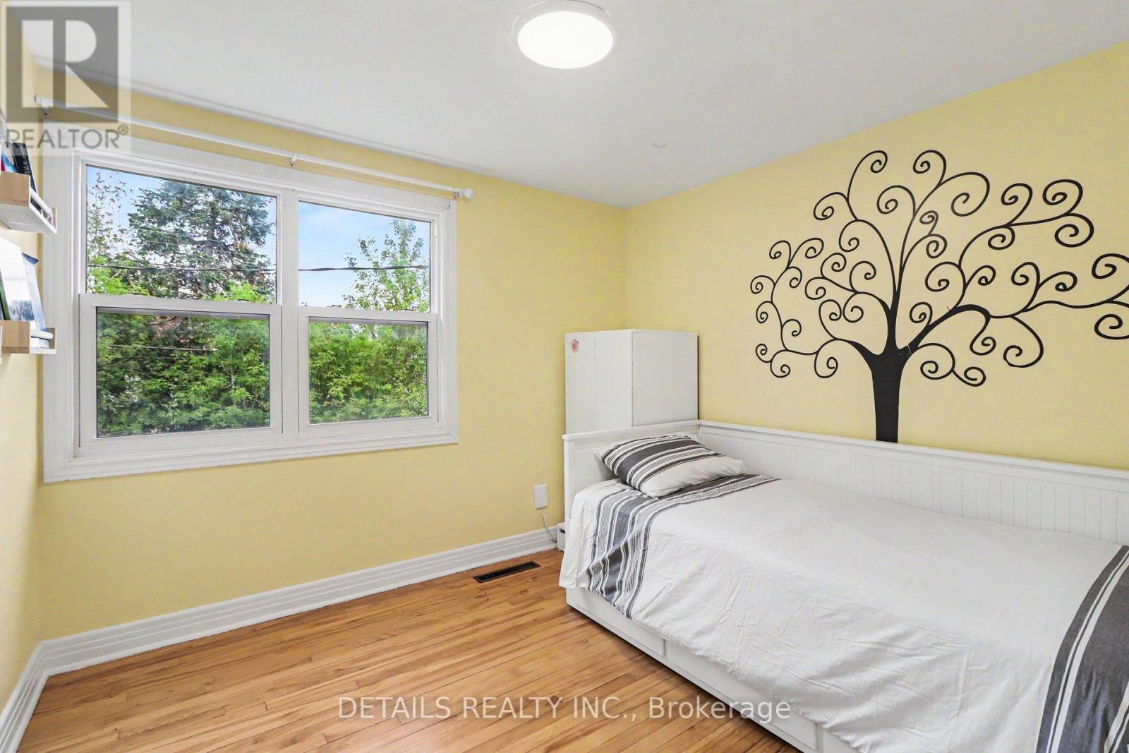 805 Smyth Road, Ottawa, ON - Indoor Photo Showing Bedroom