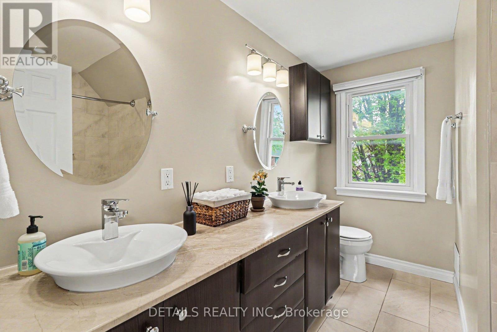 805 Smyth Road, Ottawa, ON - Indoor Photo Showing Bathroom