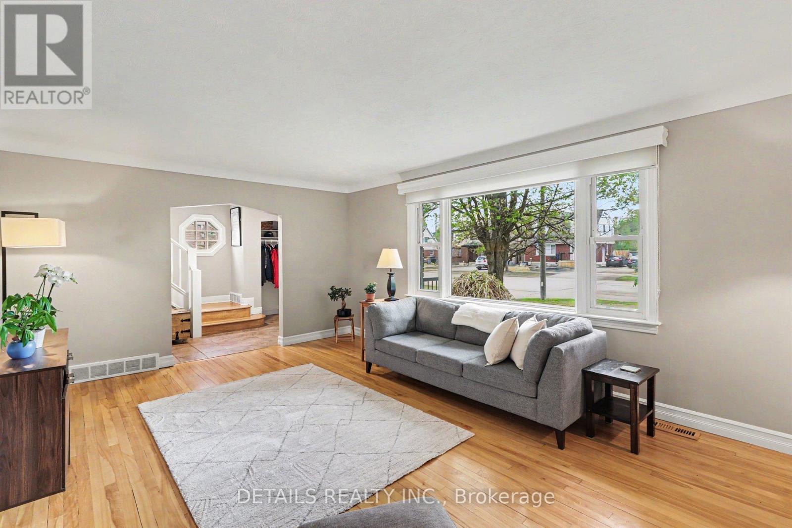 805 Smyth Road, Ottawa, ON - Indoor Photo Showing Living Room